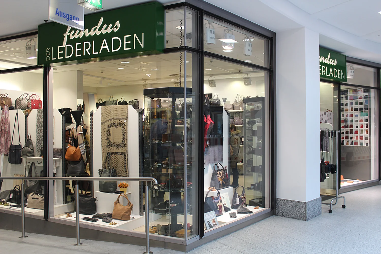 fundus im Rostocker Hof: die Glasfront des Lederladens mit Taschen und dem grünen fundus-Schild